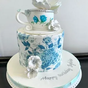 Patisserie lawrence v pretty birthday cake 819x1024