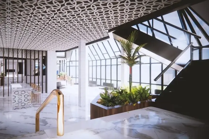 La salle de réception élégante présente un intérieur contemporain avec un sol en marbre blanc brillant et des motifs géométriques sur le plafond. De grandes fenêtres laissent entrer une abondante lumière naturelle éclairant l'espace. Des plantes vertes en pots ajoutent une touche naturelle aux environs. Un escalier moderne avec une rampe dorée accentue le design sophistiqué, idéal pour accueillir des réceptions de mariage chic et raffinées.