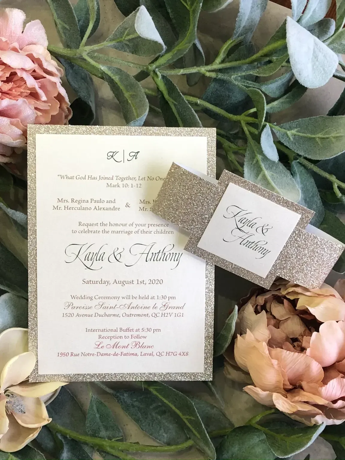 L'image présente une élégante invitation de mariage par Photogenia Design Studio, dans la catégorie Invitations de mariage, pour Mariage Elegant, Canada. L'invitation est décorée avec des fleurs roses et des feuilles vertes en arrière-plan. Le texte, imprimé en écriture cursive, annonce le mariage de Kayla et Anthony, prévu le samedi 1er août 2020. Un ruban scintillant entoure l'invitation, ajoutant une touche sophistiquée. Le design soigneusement élaboré souligne l'attention aux détails et le style raffiné, caractéristique de ce fournisseur.