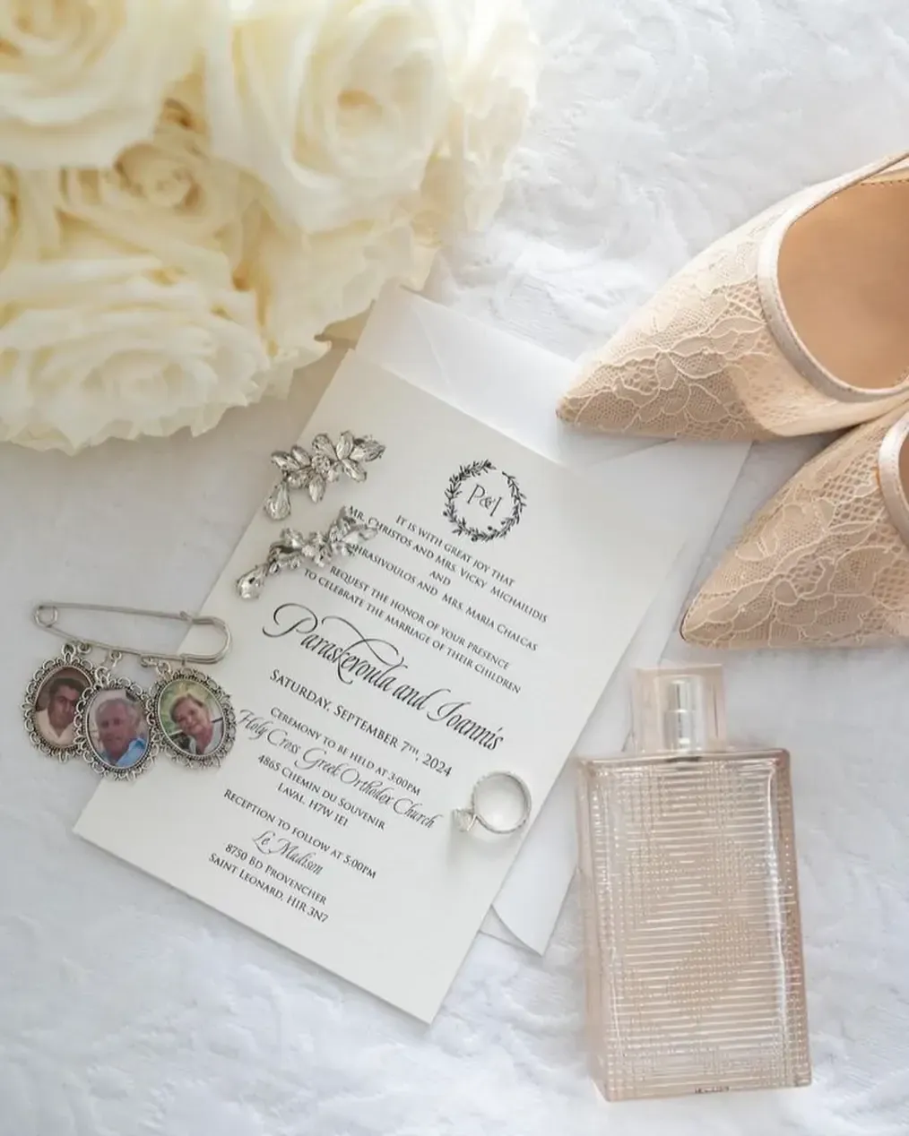 Cet image montre une élégante mise en scène d'accessoires de mariage, parfaite pour illustrer les Invitations de mariage de Photogenia Design Studio. Sur une nappe blanche, on trouve une carte d'invitation ornée de motifs floraux, entourée de bijoux délicats, de photos encadrées et d'une bague. À côté, une paire d'élégants escarpins en dentelle beige ajoute une touche de raffinement. Un flacon de parfum en verre complète la scène, évoquant une atmosphère de préparation intime et chic pour un mariage. Ces éléments mettent en valeur le soin et l'esthétique soignée que Photogenia Design Studio apporte à ses créations d'invitations de mariage.