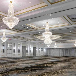 La somptueuse salle de réception du Plaza Volare, idéale pour les mariages, présente un espace spacieux avec des plafonds élégants et ornés de magnifiques lustres en cristal. Les murs sont décorés de moulures raffinées, et le parquet ajoute une touche de sophistication. L'éclairage subtil crée une ambiance chaleureuse et accueillante, parfaite pour célébrer des événements inoubliables.
