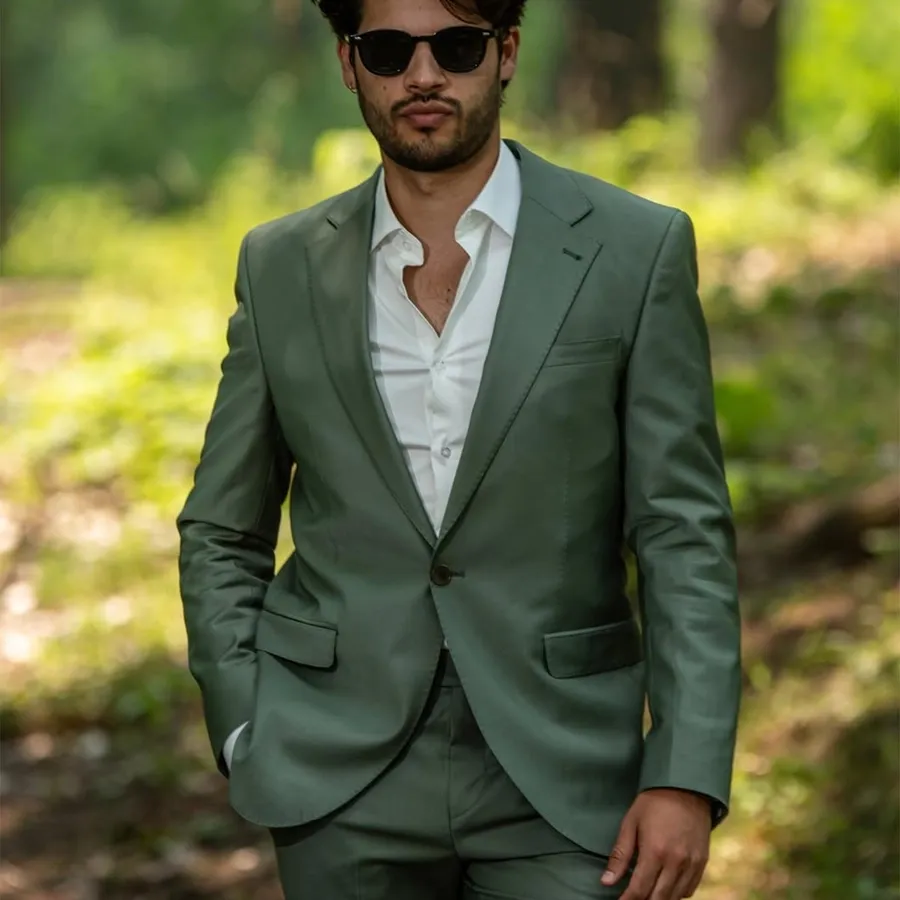 Un homme porte un élégant smoking de mariage conçu par Baggi, soulignant la catégorie