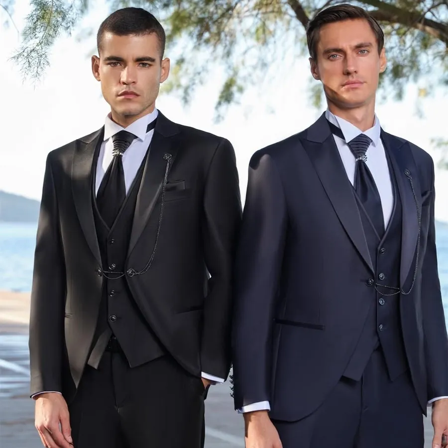 Deux hommes posent élégamment sous les arbres près d