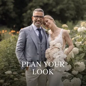 Un couple élégant pose dans un jardin fleuri. L