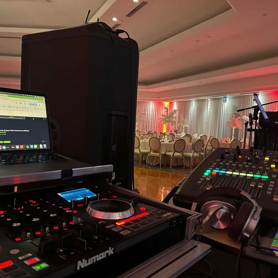 Dans cette image, on voit un équipement de son en préparation pour un événement de mariage, proposé par le prestataire Productions Megamix, spécialisé dans l