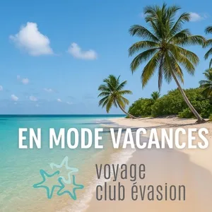 L'image montre une plage idyllique avec du sable blanc et des eaux turquoise, entourée de palmiers sous un ciel bleu dégagé. Le texte 'En mode vacances' est écrit en caractères blancs sur l'image, accompagné du logo et du nom 'Voyage Club Évasion' en bas. Cette image illustre la catégorie 'Mariage à destination' de Mariage Elegant, Canada, mettant en avant une destination idéale pour des noces exotiques et inoubliables.