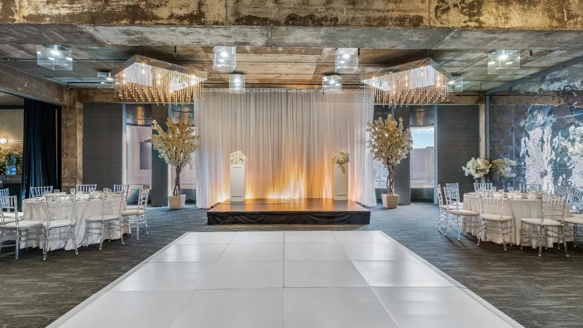 PMG Plaza Antique 04 resize 42bf47b0f9fbd735616adfa1279cce1a