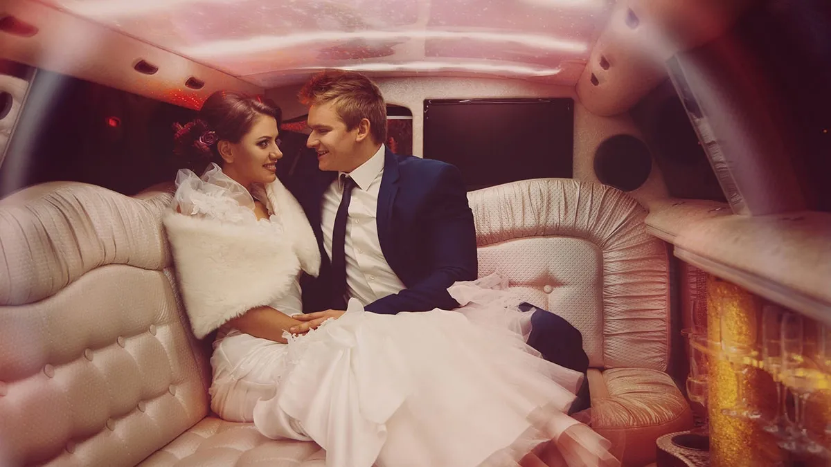 Wedding Couple ambiance limousine