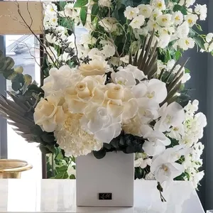 Lelili Fleurs white flower arrangement 1024x1024