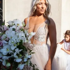 LA VIE FLEURIE BRIDE WITH LARGE BOUQUET 816x1024